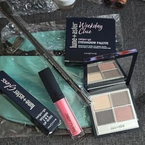 Weekday Chic Eyeshadow Palette and Lip Gloss Set